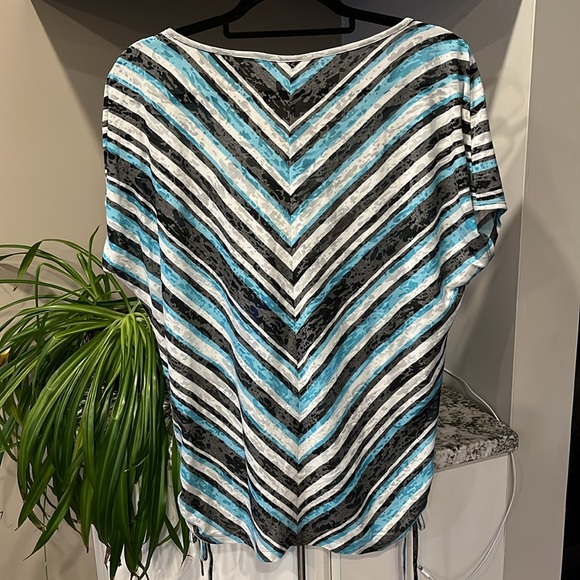 Women’s size medium Denver Hayes top - Picture 2 of 3